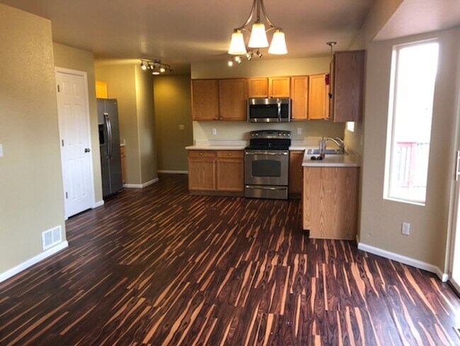 Building Photo - Nice, Spacious 3 Bedroom Home in Desirable...