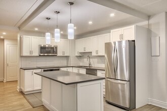 Building Photo - 4800 Maisonneuve Blvd W