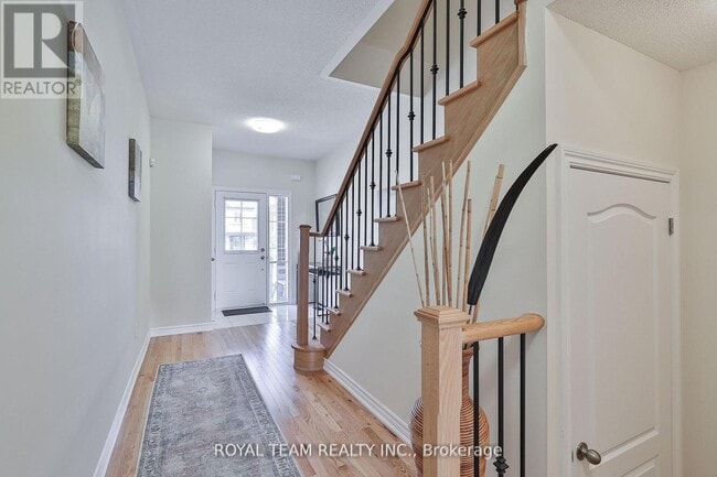 Building Photo - 1246 Peelar Cres