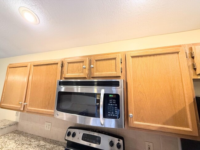 Building Photo - 1229 Rivercrest Dr S