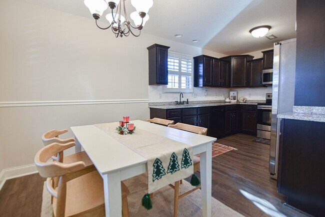 Foto del edificio - Pet Friendly Three Bedroom with Bonus!