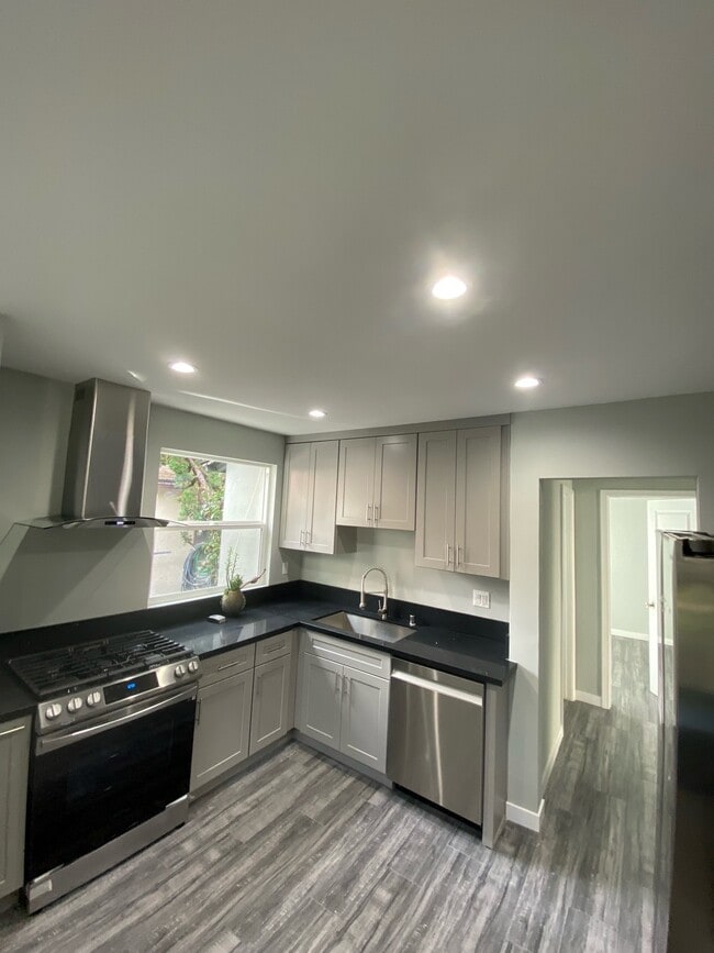 Kitchen - 1709 Barry Ave