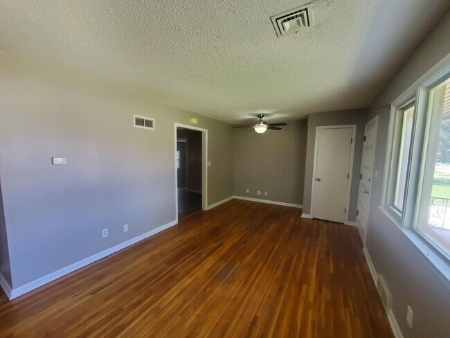 Building Photo - Single family home Recently renovated, mov...