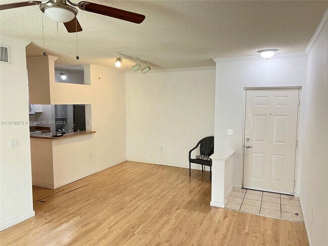 Foto del edificio - 17145 N Bay Rd