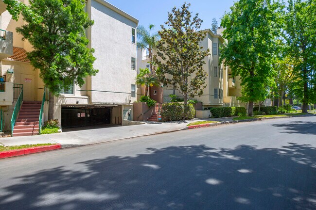 Building Photo - 5420 Sylmar Ave
