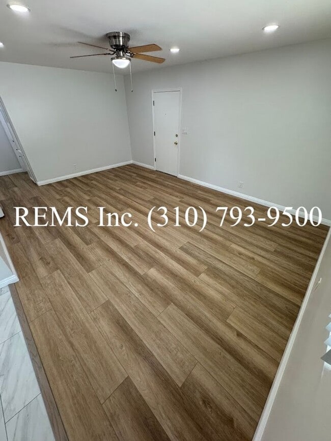 Building Photo - Remodeled Duplex Unit with Laundry Hook-Up...
