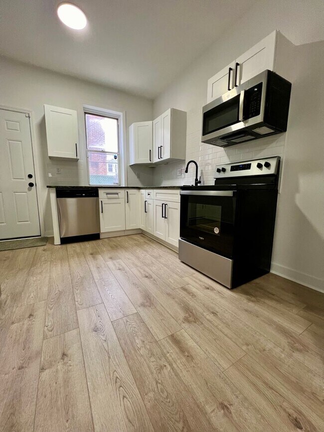 Foto del edificio - Newly Renovated 3-Bedroom Townhouse in Elm...