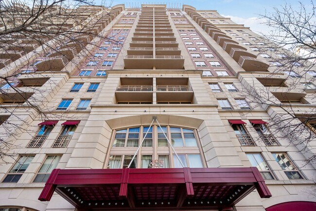 Foto del edificio - Sun-Drenched 1BR Condo with Rooftop Pool & Parking in Heart of Ballston
