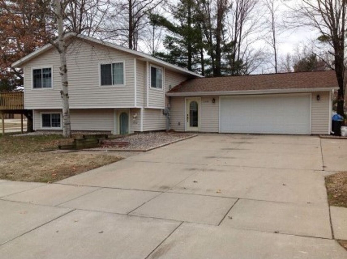 Primary Photo - 4 Bedroom Home