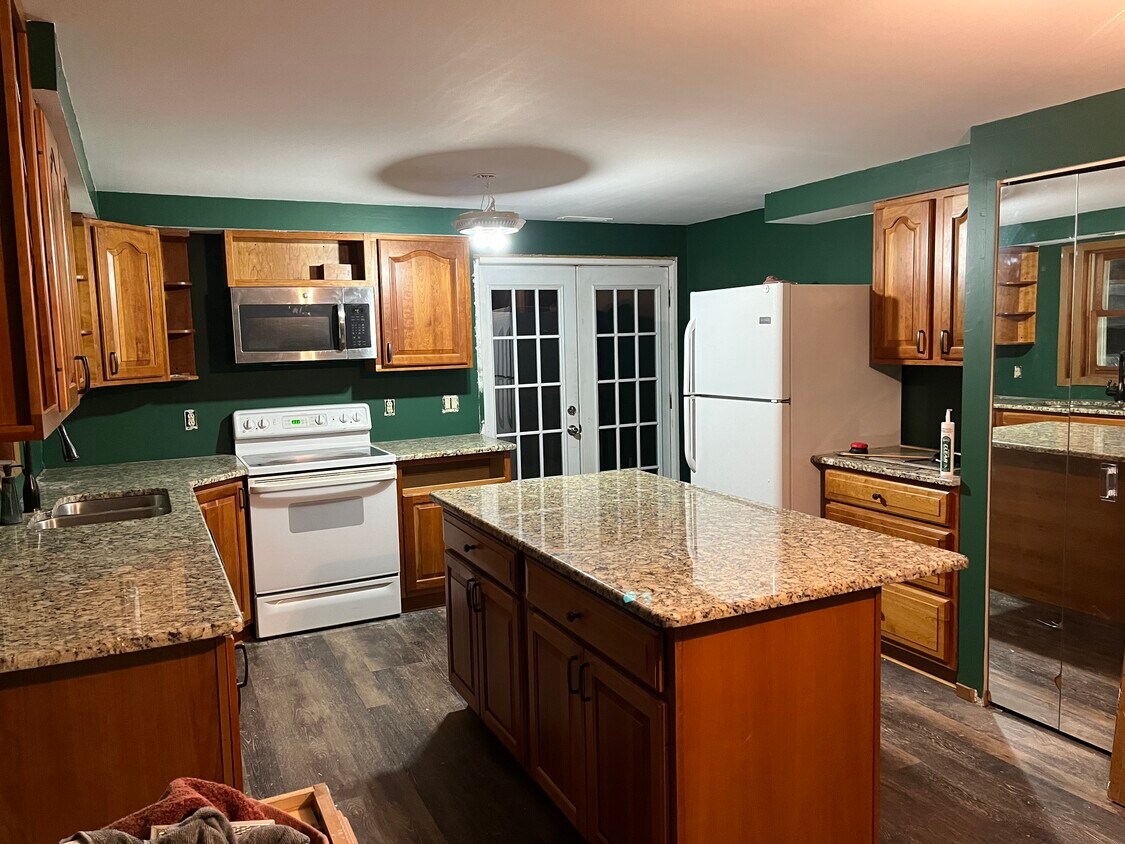 1583 Highland Park Drive Unit A, Highland, MI 48356 Apartments in