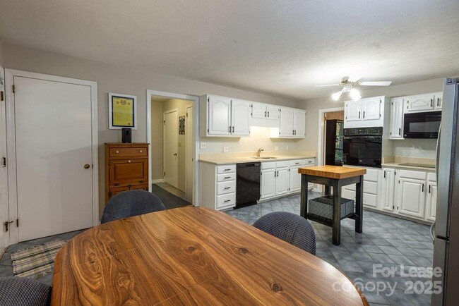 Foto del edificio - 102 Arbor Ln