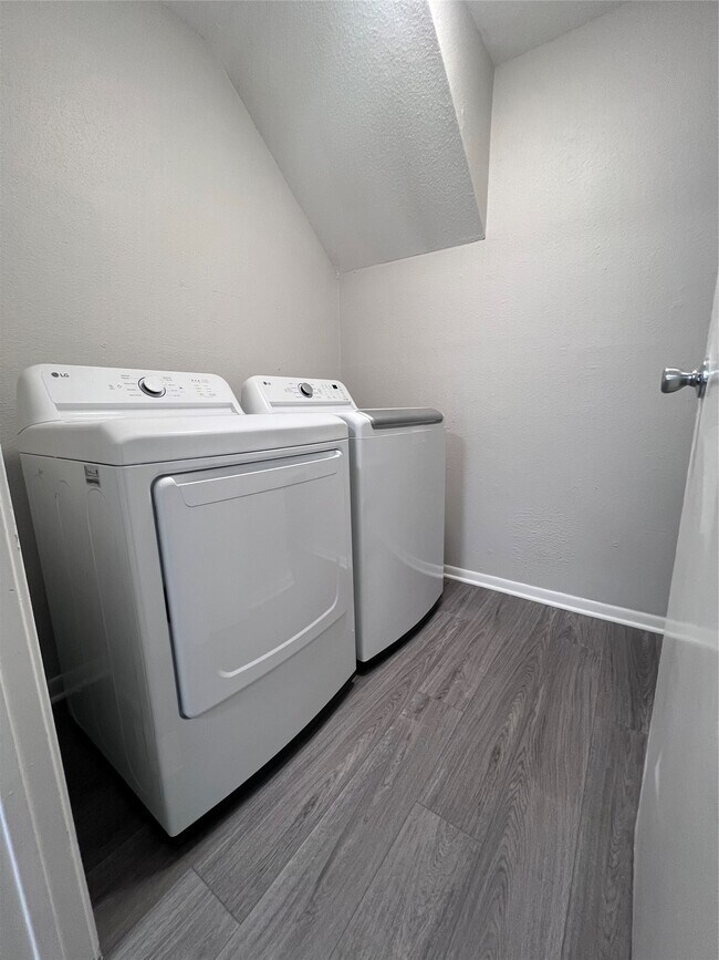Foto del edificio - 5917 Fairdale Ln