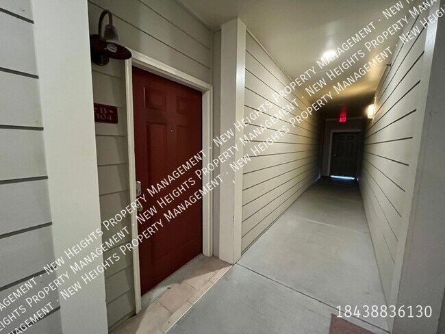 Building Photo - Luxurious Condo with Community Pool Access!