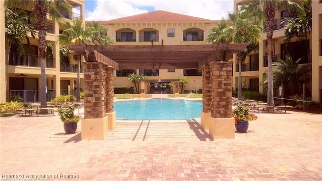 Building Photo - 2351 Lakeview Dr