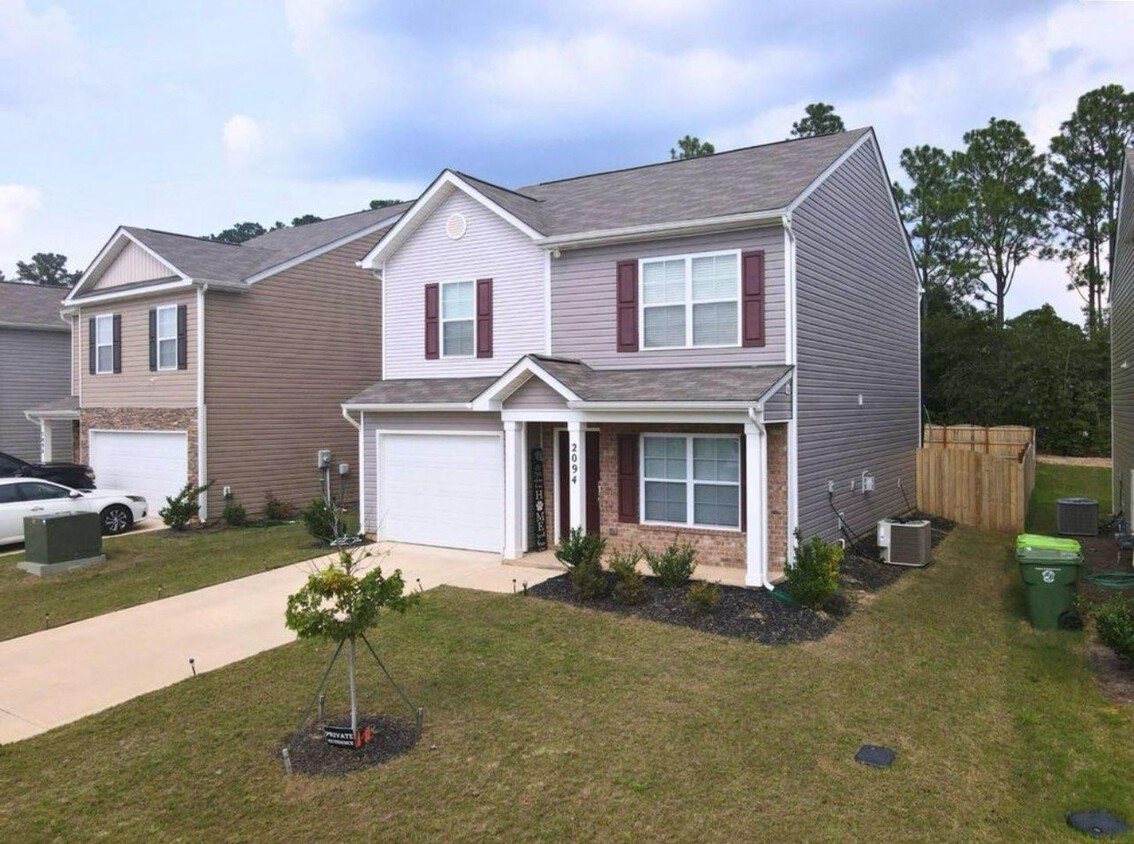 Foto principal - Wonderful Three Bedroom Two Story Home Nea...