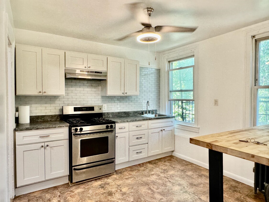 Foto principal - 818 Grand St