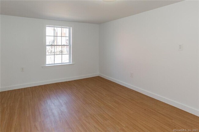 Foto del edificio - 254 Farms Village Rd