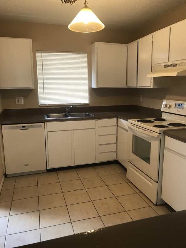 Kitchen - 2876 Somerset Park Dr