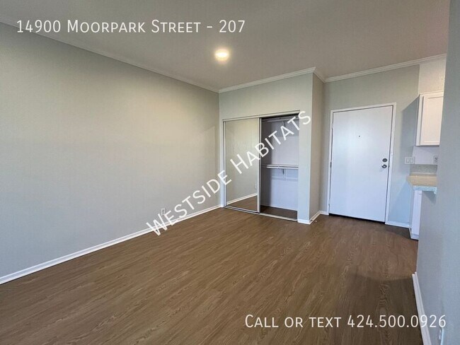 Foto del edificio - 14900 Moorpark St