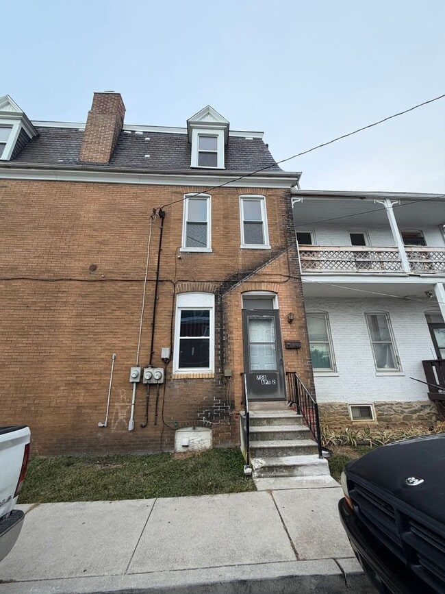 Building Photo - 758 W King St