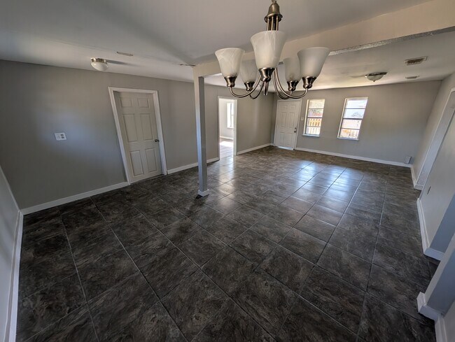 Building Photo - 1011 Reynosa St