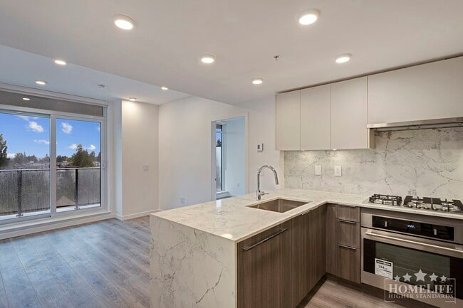 Photo du bâtiment - Bright & Modern 2-Bed, 2-Bath Condo in Sur...