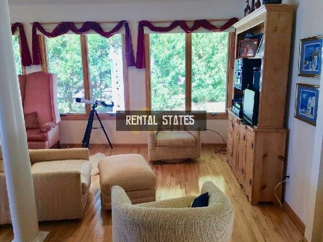Building Photo - 3 bedroom in Lake Leelanau MI 49653