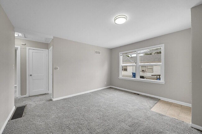 Foto del edificio - $1,150 - 2 Bed, 1 Bath Updated Unit in She...