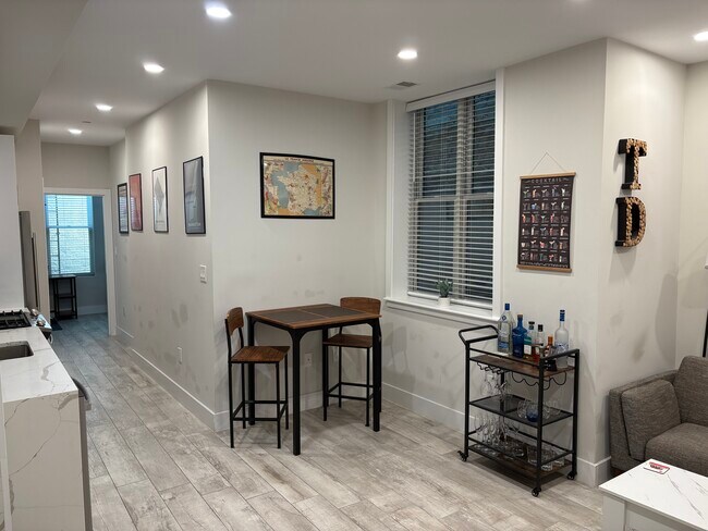 Foto del edificio - 2556 University Pl NW