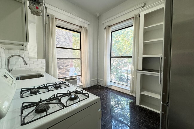 Building Photo - 2 W 130th St