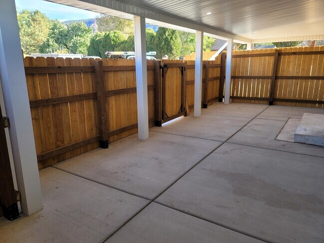 Foto del edificio - 168 E 70 S