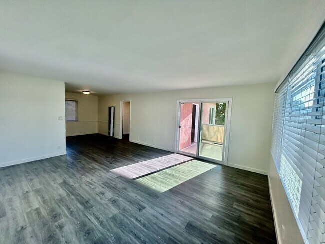 Building Photo - Spacious 3 Bedroom 2 Bath Must See!