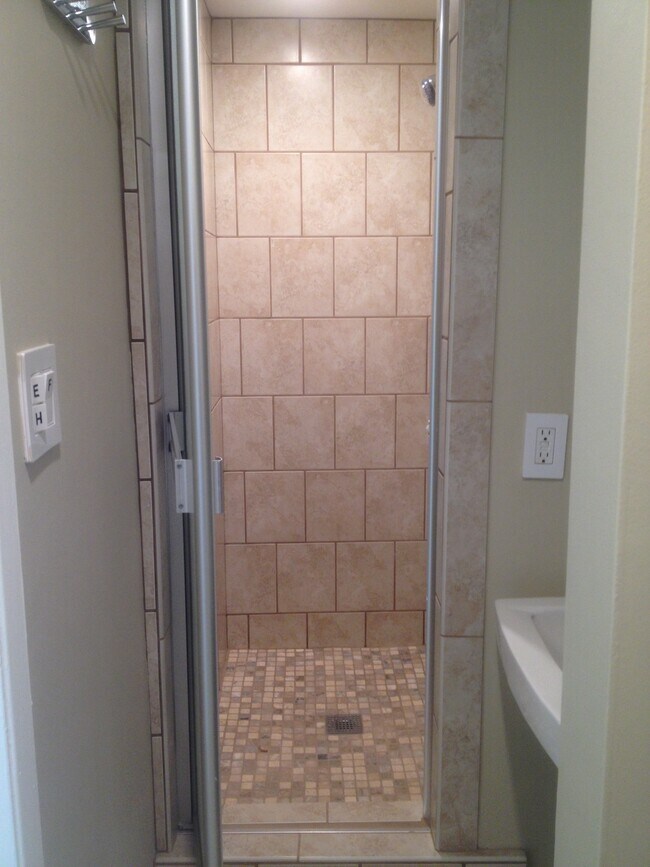 baño de la planta baja - 100 Driftwood St