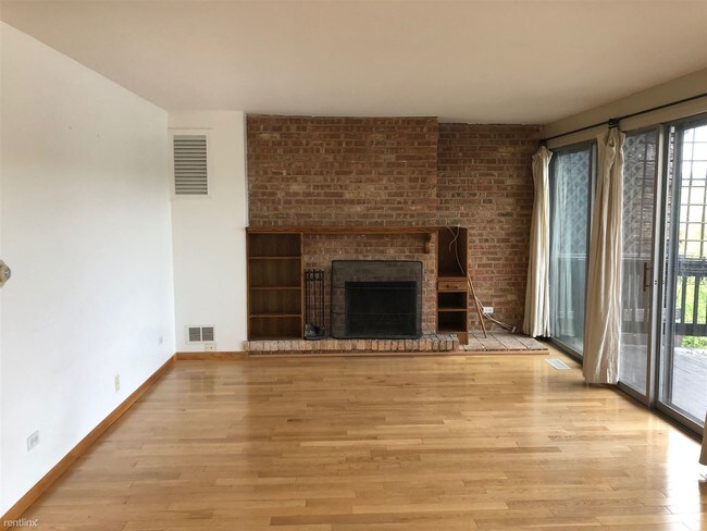 Building Photo - 1 br, 1 bath  - 5509 E Lake Dr Apt C