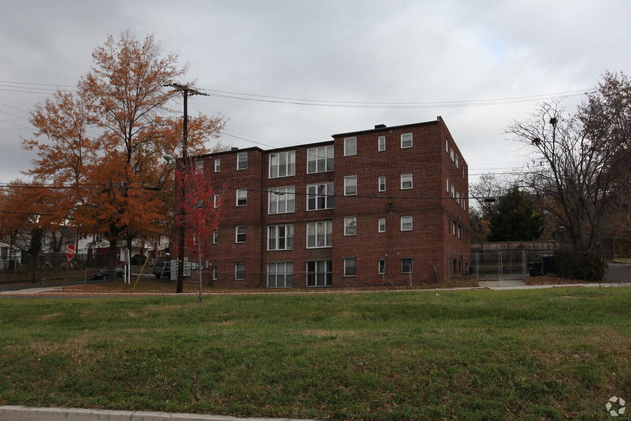 Building Photo - 801 49th St NE