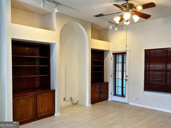 Building Photo - 403 Flamingo Dr