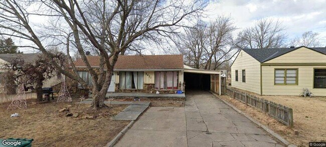 Building Photo - Darling 3 Bedroom in Nice Quiet Area