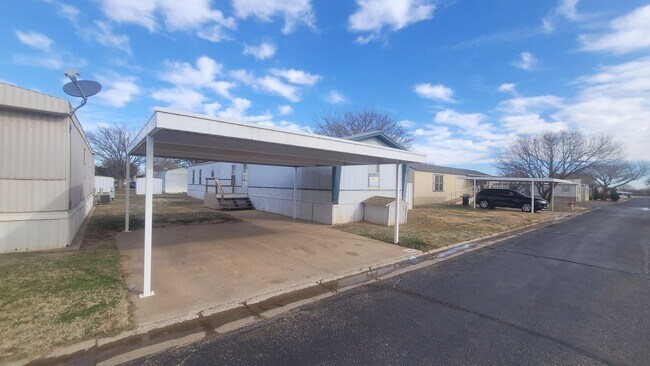 Foto del edificio - Mobile Home with a Double Carport in Comma...