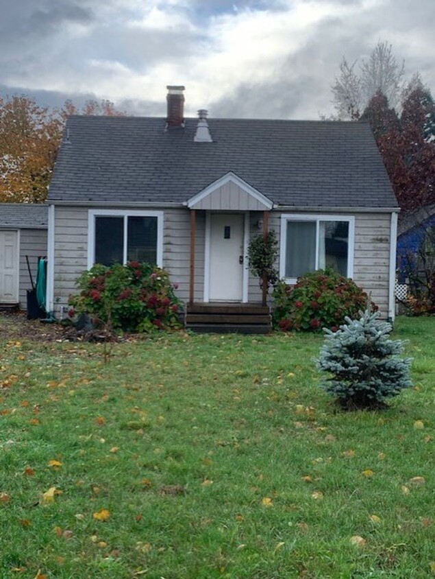 Primary Photo - Cute 2 bedroom cottage with huge backyard!...