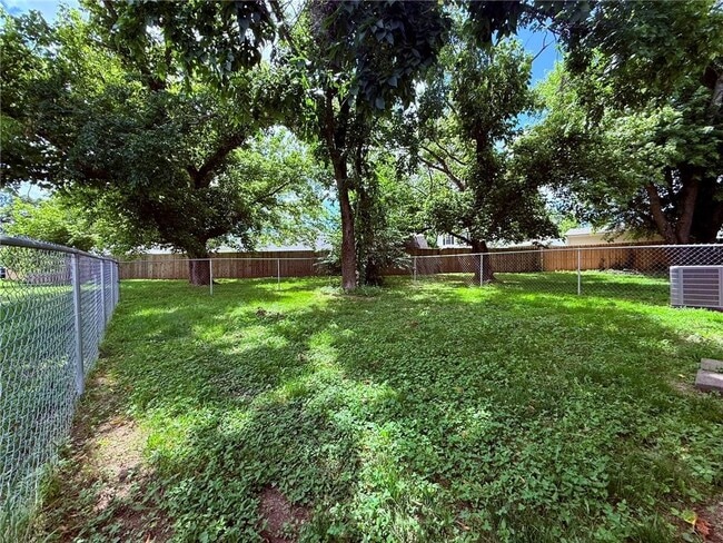 Building Photo - 1404 Camellia Dr