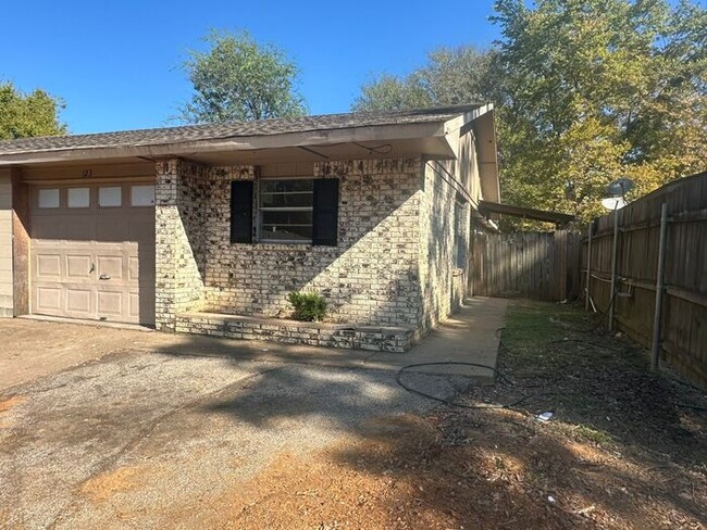 Building Photo - Cozy 3 Bedroom Unit! Tour Today!