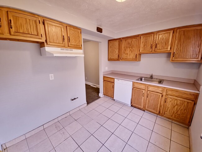 Building Photo - 2 Bedroom 1.5 Bathroom TownHouse