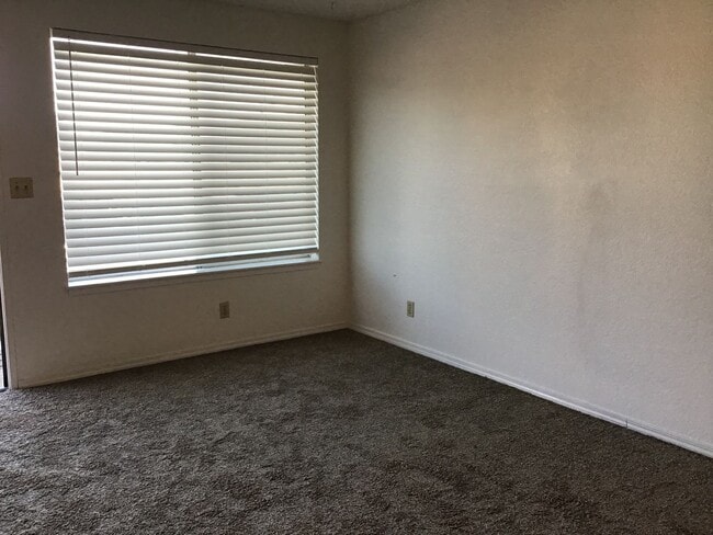 Foto del edificio - 2 Bedroom Reno Condo in Gated Community