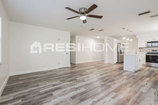 Building Photo - 1420 Dolphin Dr