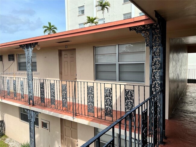 Building Photo - 5300 Hollywood Blvd