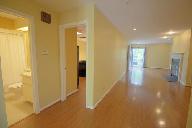 Building Photo - Spacious 3 Bedroom 3 Bath Townhome with Po...