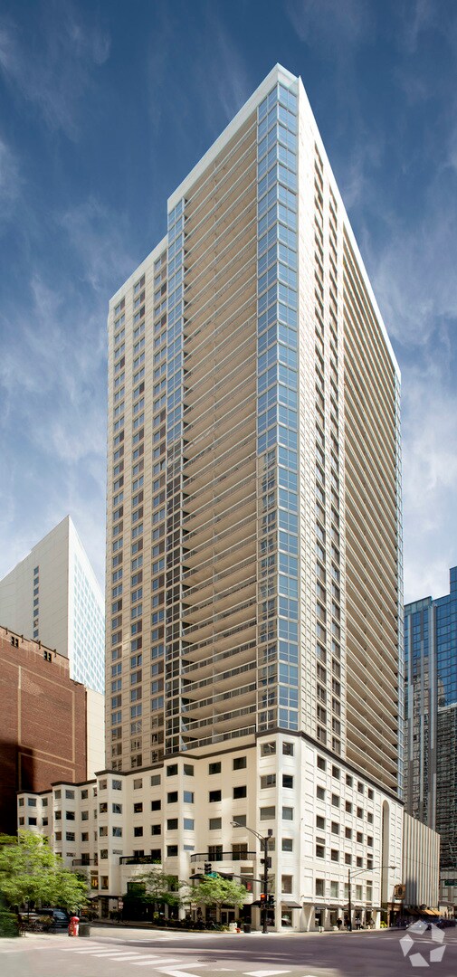 Building Photo - 1 E DELAWARE Pl