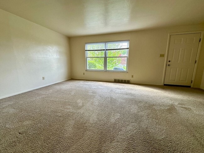 Foto del edificio - Spacious 2BR Townhome in Plum - Central AC...