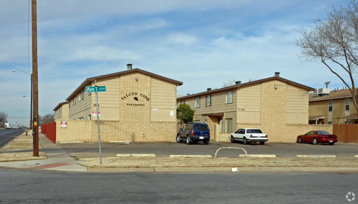 Foto del edificio - Falcon Cove Townhomes