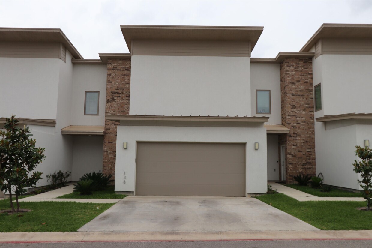 10902 International Blvd Unit 148, Laredo, TX 78045 Condo for Rent in